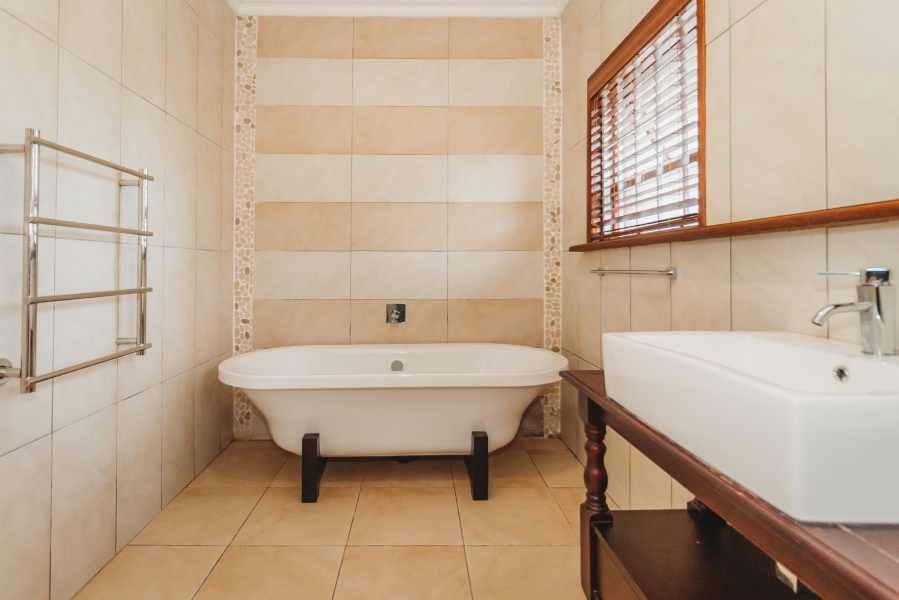 4 Bedroom Property for Sale in Heatherlands Western Cape
